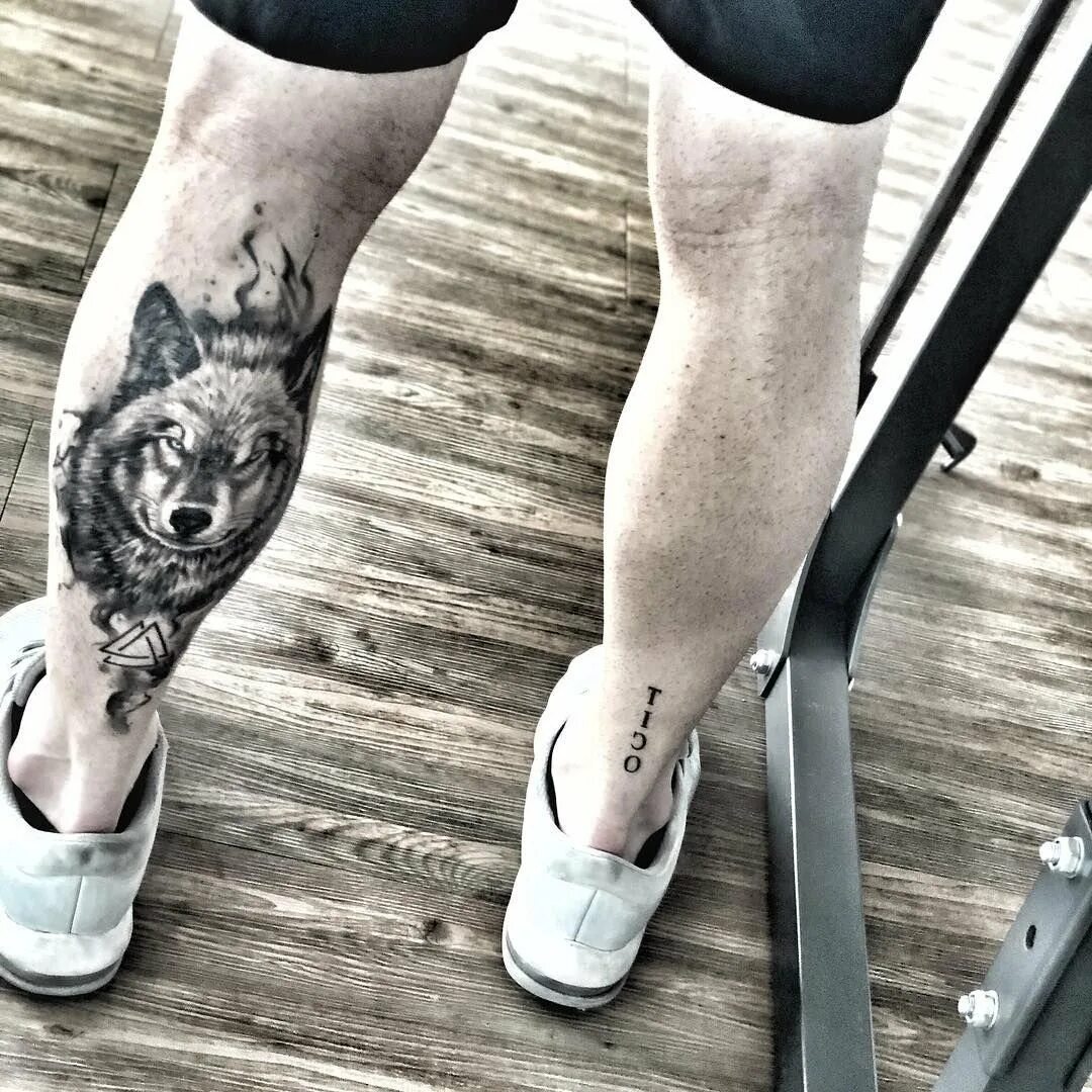 тату на икру со смыслом. тату на ноге мужские. тату на икре. тату на икре графика. тату на икре.