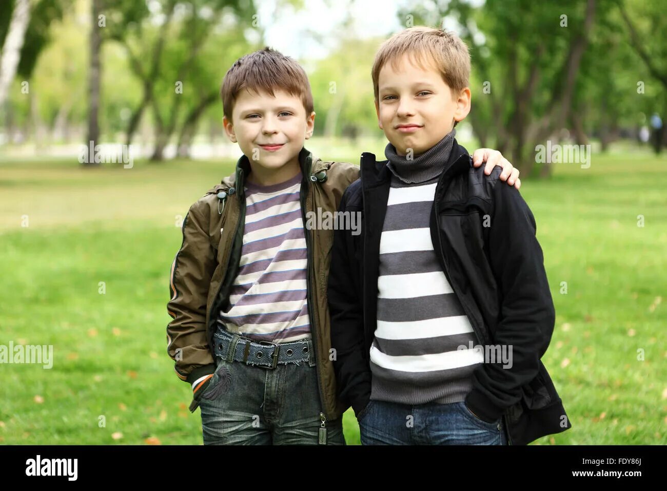 Мальчик с другом. Мальчики друг с другом. Мальчик в парке с друзьями. Два мальчика стоят.
