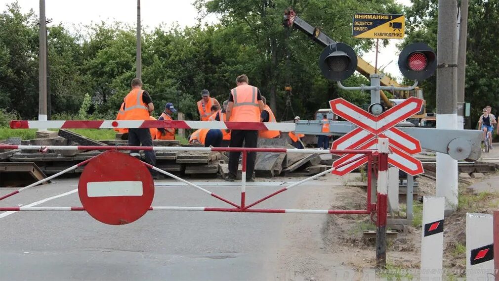 Работники жд переезда. Железнодорожный переезд закрыт. Закрытый ЖД переезд. Перекрытие ЖД переезда. ЖД переезд закрыт.