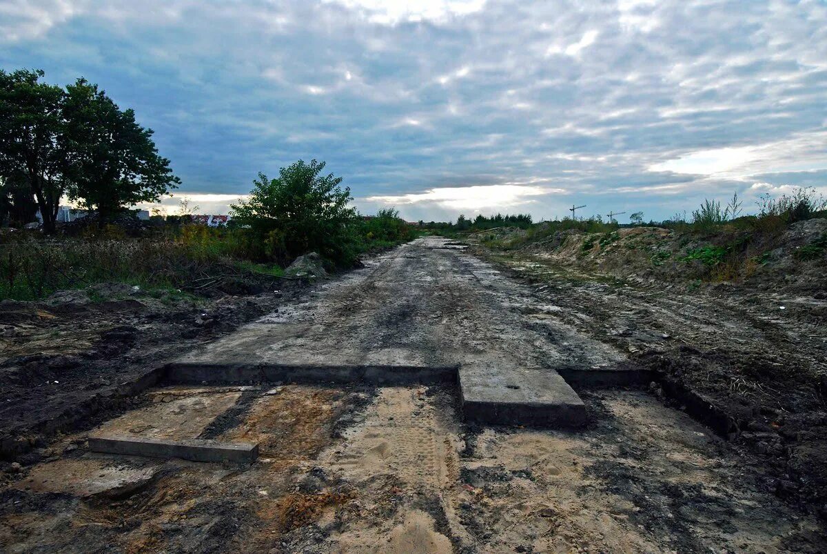 Бетонное шоссе. Бетонная дорога. Старая дорога из бетонных плит. Дороги из бетона. Железобетонные дороги.