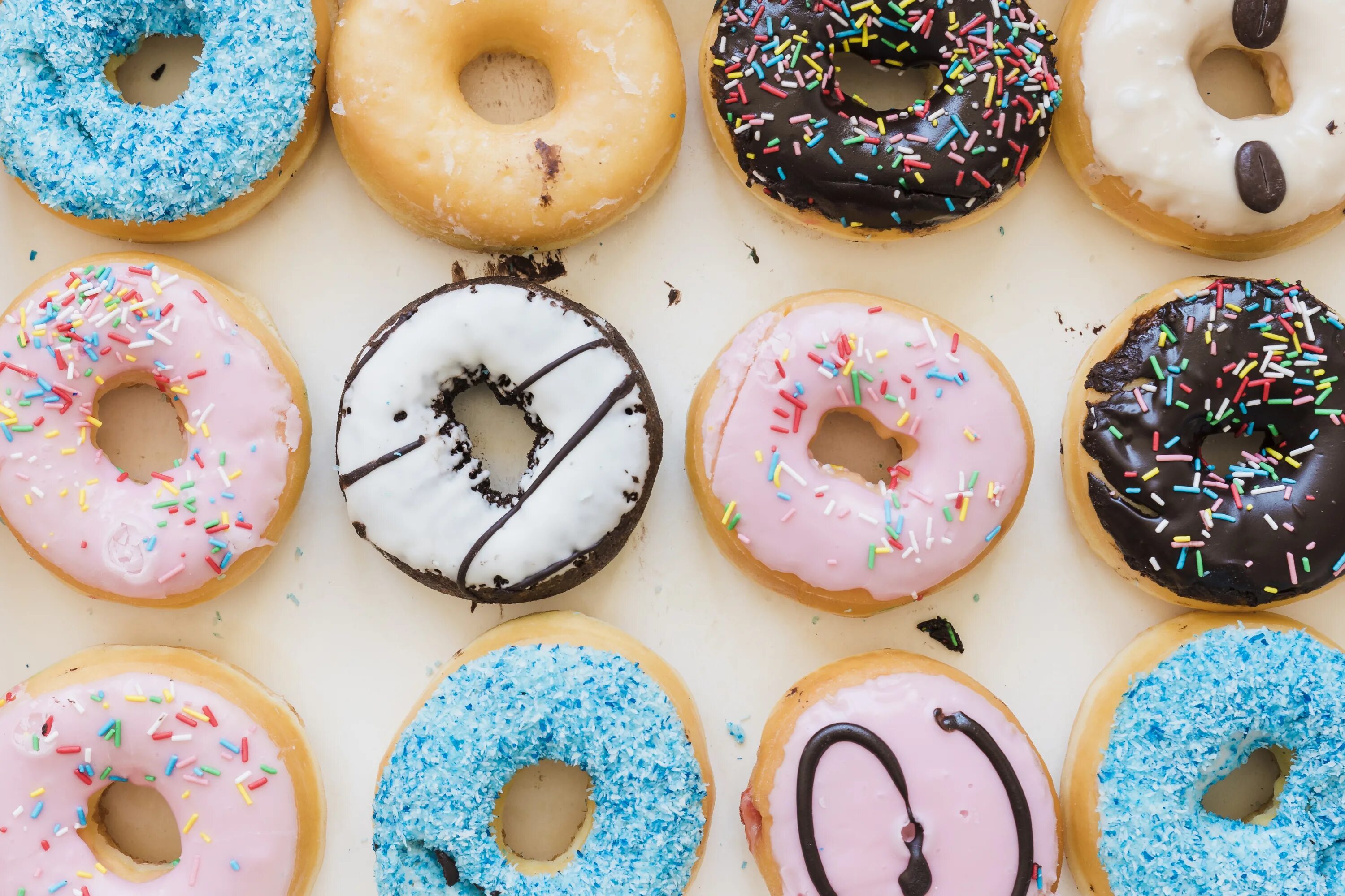 Пончики donut's. Донатс пончики Донатс. Красивые пончики. Сладости пончики. Пончики цветные.