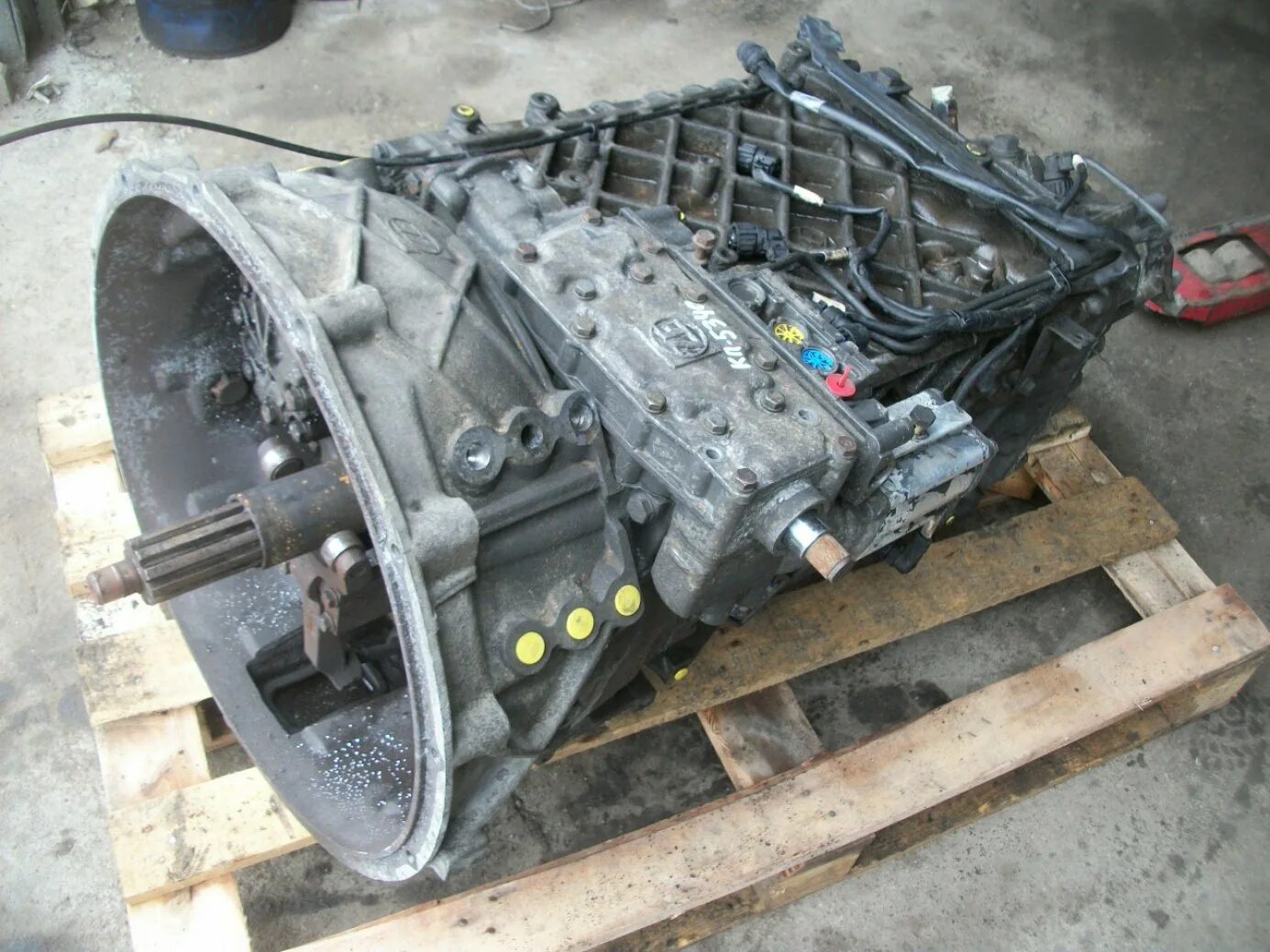 КПП КАМАЗ ZF 16s151. КПП ZF 16 КАМАЗ. КПП ЗФ 16s221 датчики. Коробка передач ZF 16s 2220 шильдик. Коробка переключения передач zf