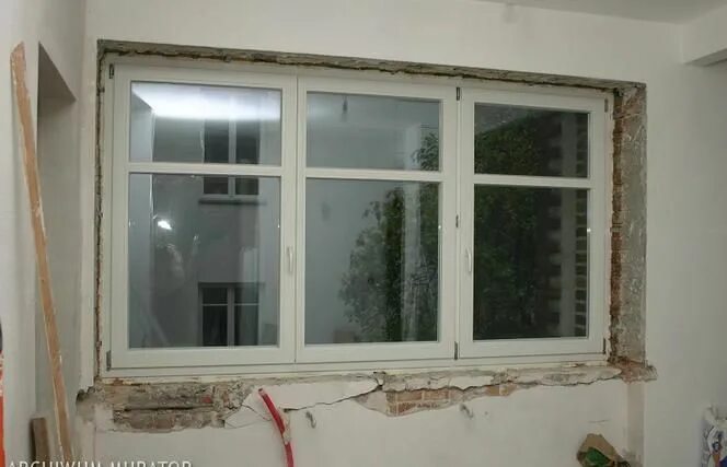 Окна после установки как. Демонтаж окон. Откосы в хрущевке окна. Оконные откосы в Старом кирпичном доме. Демонтаж оконного откоса.
