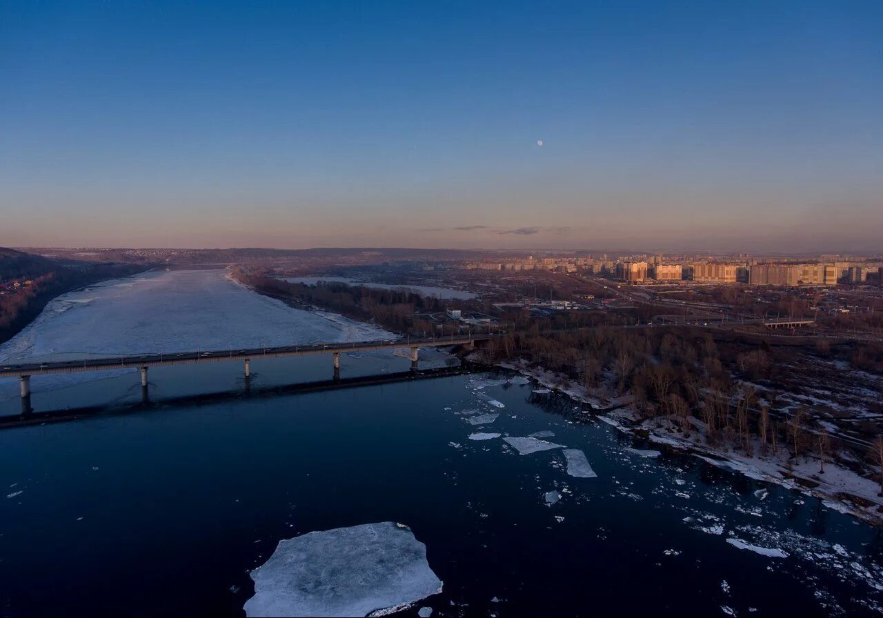 Томск река томь сегодня. Река Томь ледоход 2022 Новокузнецк. Томь Новокузнецк ледоход. Ледоход на реке Томь 2022. Река Томь Кемерово 2022.