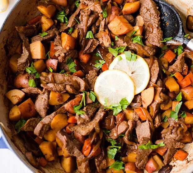 Мясо в казане с картошкой и овощами. Картошка с мясом в казане. мясо в казане с картошкой и луком. мясо лук морковь картошка в казане.