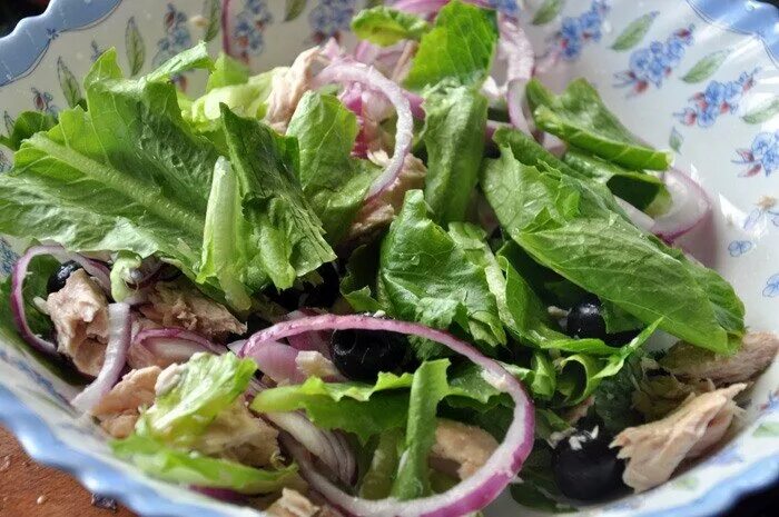 Салат цезарь с соусом из анчоусов. Анчоусы для салата. Анчоусы для салата фото. Анчоусы для цезаря. Как выглядит анчоус для салата.