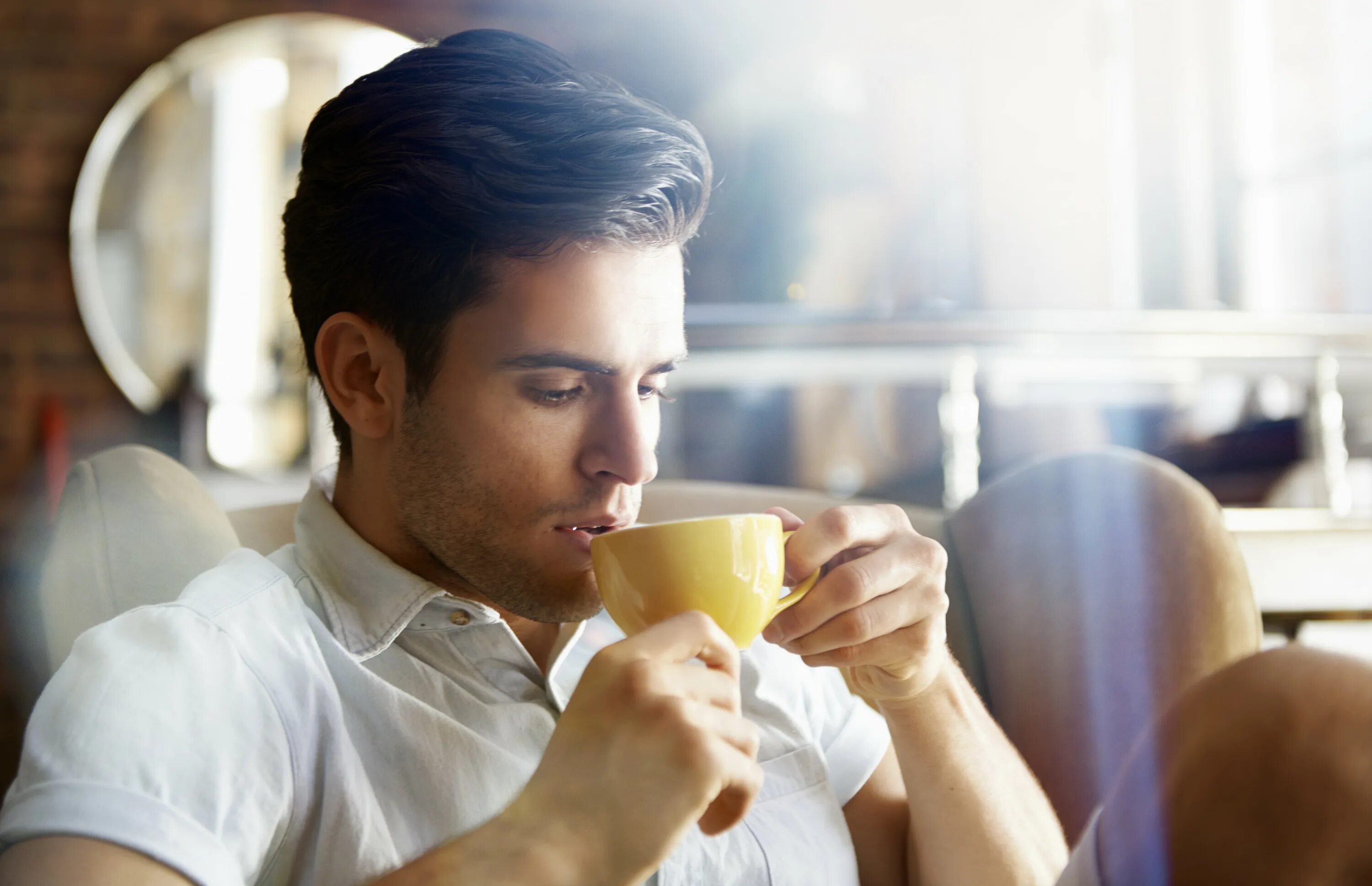 Do i drink coffee. Мужчина с чашкой кофе. Человек с чашкой чая. Парень пьет кофе. Человек за чашкой чая.