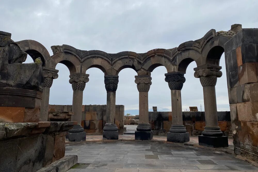 Где находится звартноц. Руины храма Звартноц. Храм Звартноц (10 км от Еревана). Развалины храма Звартноц. Руины храма Звартноц в Армении.
