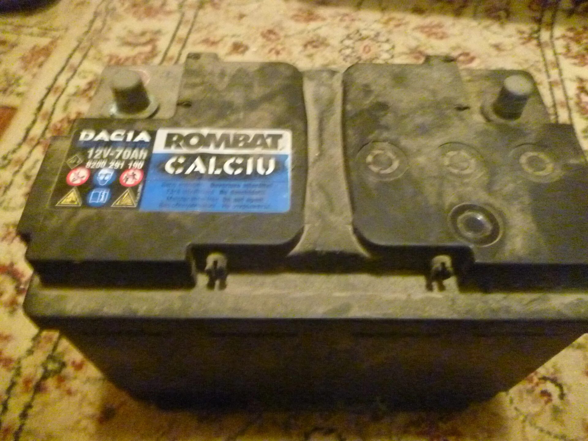 Аккумулятор для логана 1.6 8. Акб логан 1.4. рено логан 2007 1.4 аккумулятор. аккумулятор на рено логан 1.4 оригинал. акб рено логан 1.6.