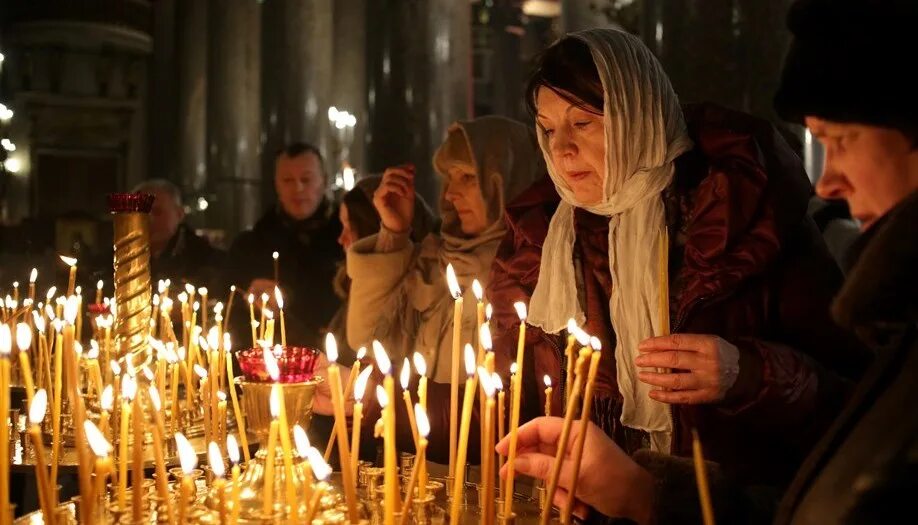 В помине это. Литургия люди молятся. Как молиться во время литургии. Как нужно молиться во время богослужений. Сидеть или стоять на богослужении.