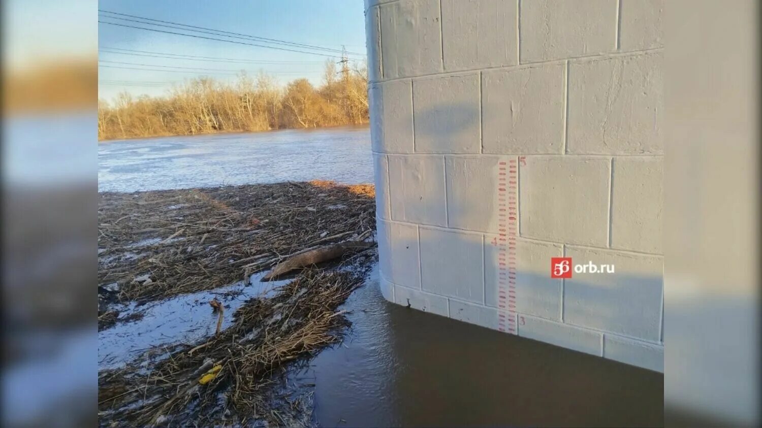 Есть ли вода в оренбурге. Уровень воды в Урале. Уровень воды у Оренбурга. Паводок в Оренбурге Урал. Весеннее половодье на Урале.