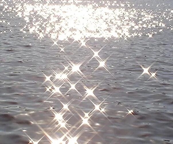 Блики солнца на воде. Солнечные блики на воде. Блеск воды. Блестящее море. Путешествие путешествовать сверкание сверкать