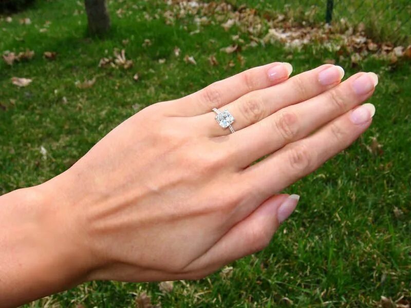 Обручальное кольцо на пальце. Помолвочное кольцо на руке. Обручальные кольца на руках. Обручальное кольцо на руке девушки.