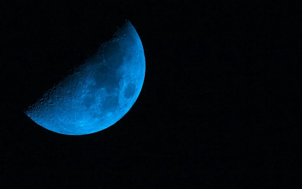 Moon pleasure. Синяя Луна. Луна Азуль. Луна половина синий. Луна Азуль фото.