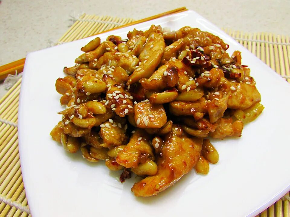 Курица кунг пао. Курочка гунбао. Цыпленок кунг пао. Блюдо цыпленок кунг пао. Курица кунг пао с овощами.