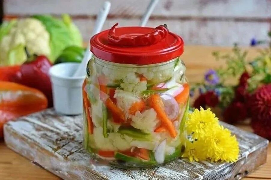 Заготовки из капусты на зиму рецепты. Заготовка капусты на зиму. овощной салат на зиму. салат из цветной капусты на зиму. салат ассорти с капустой на зиму.
