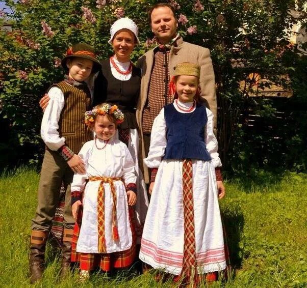 Литва литовцы. Латыши литовцы эстонцы 19 век. национальный костюм литвы национальный костюм литвы. национальная одежда латышей. национальный костюм литовцев.