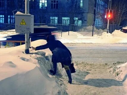 В снежный сугроб имеющий температуру 0