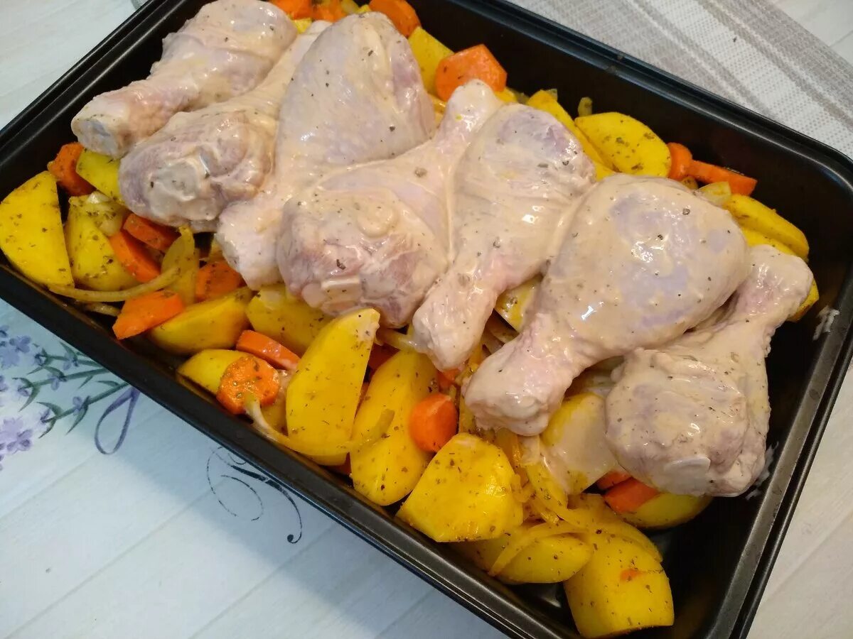 Окорочка на противне с картошкой. Куриные ножки с картошкой в духовке. куриные голени с картошкой в духовке. курица с картошкой в духовке на протвине. куриные ножки с картофелем в духовке.
