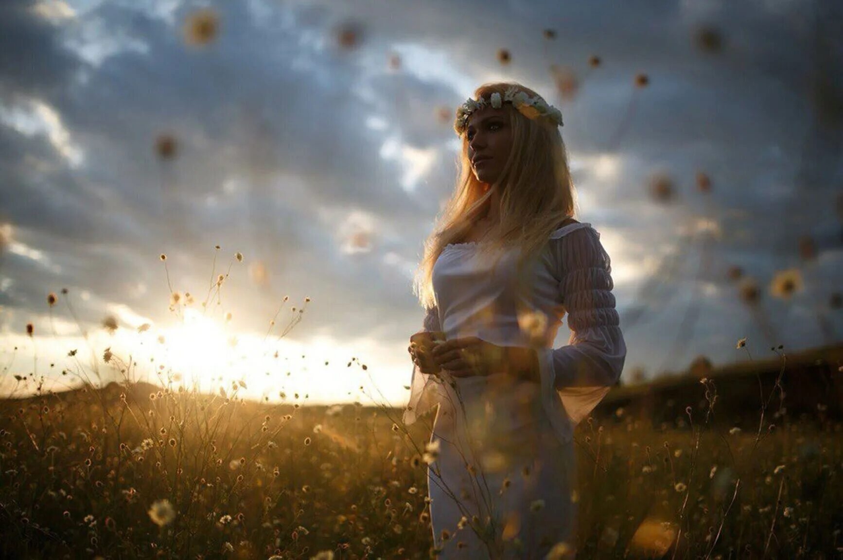 Светлый свет песни слушать. Девушка на ветру. Девушка в поле на ветру. Славянские девушки солнце.