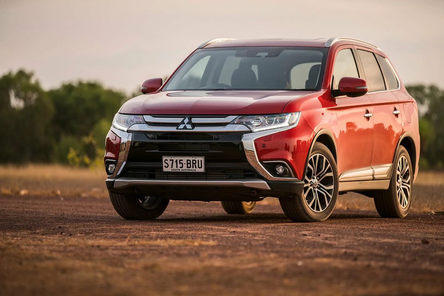 Mitsubishi Outlander 2015-2018. Mitsubishi Outlander 3. Митсубиси Аутлендер 2015. Mitsubishi Outlander 2018. Мицубиси аутлендер 2015 год