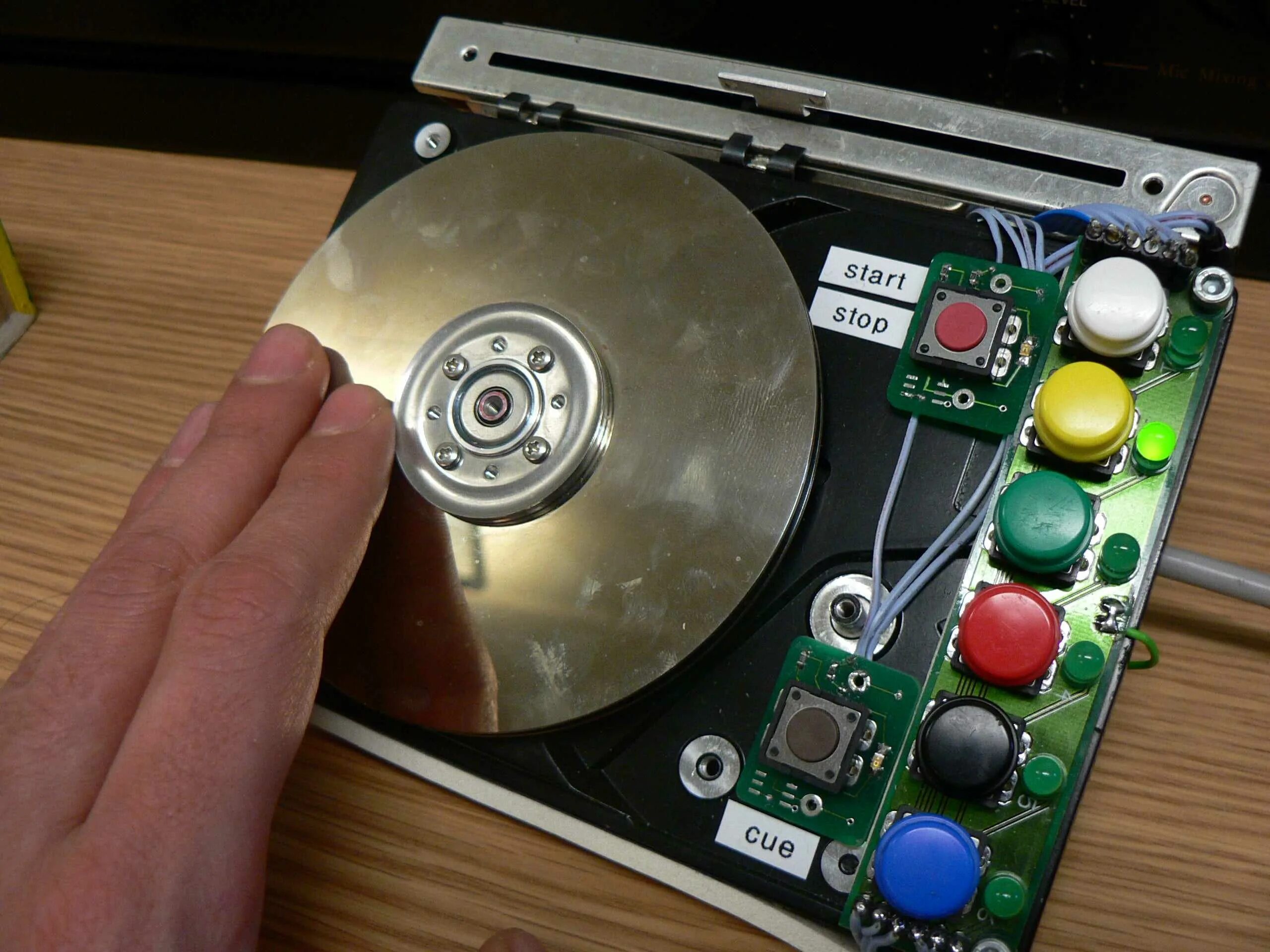 Можно использовать жесткий. Cd проигрыватель из cd-rom. диски из жесткого диска. самоделки из старого жесткого диска. жесткий диск старого компьютера.