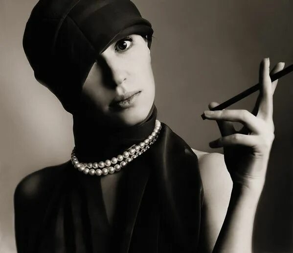 Девушка знает как надо. Женские афоризмы и высказывания. Девушка с чемоданом уходит. Задумчивая девушка. Хрупкая любовь.