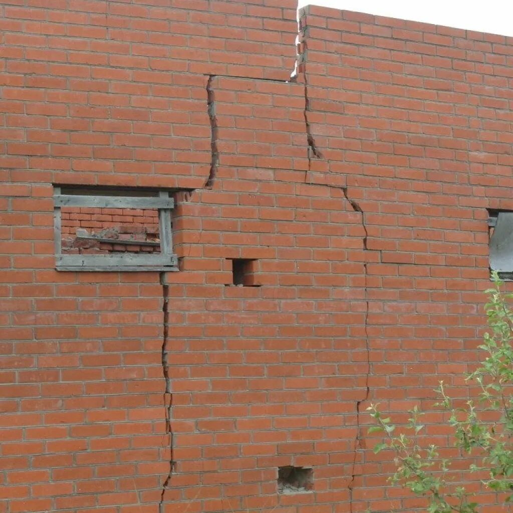 Усадочные трещины в кирпичной кладке. Трещины в стенах здания. Трещина в кирпичной стене. Трещины в фундаменте. Трещины в кирпиче
