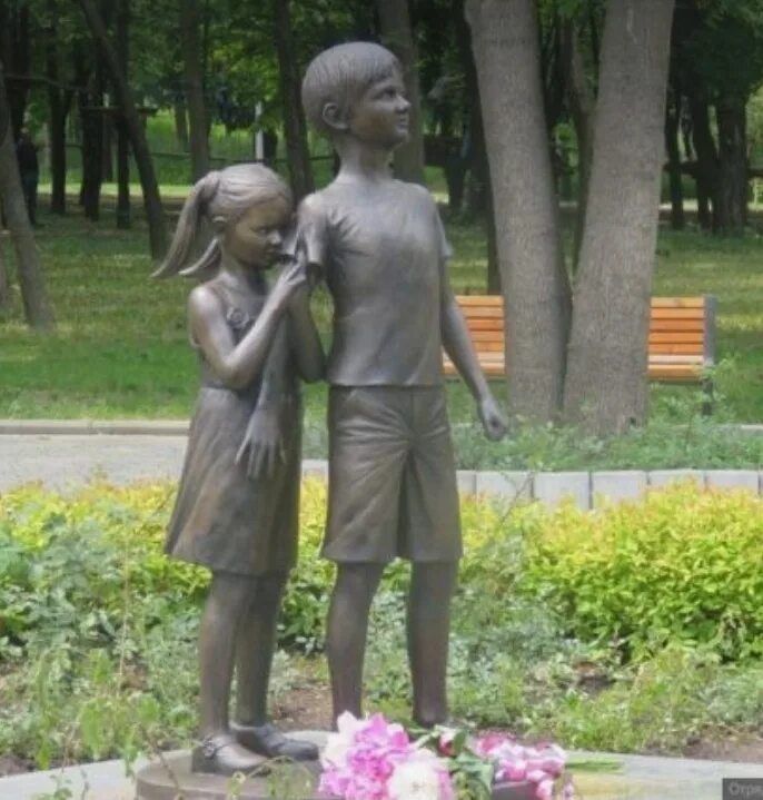 В каком городе памятник детям. Памятник ребенку. памятник детству. памятник детям в украине. день защиты детей памятник.