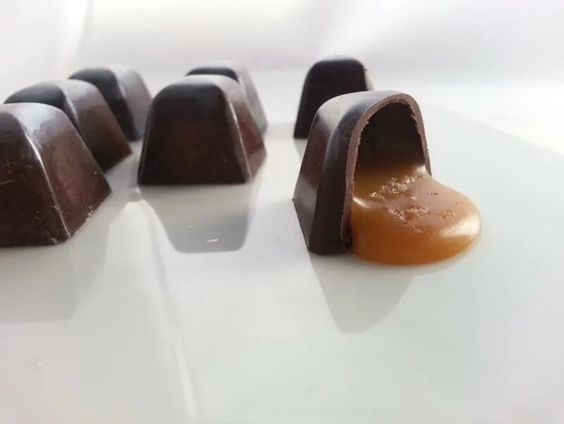 шоколадные конфеты с жидкой начинкой. шоколадные конфеты с карамельной начинкой готовые. шоколадные конфеты с карамелью. конфеты карамельные и шоколадные. шоколадные конфеты с жидкой начинкой.