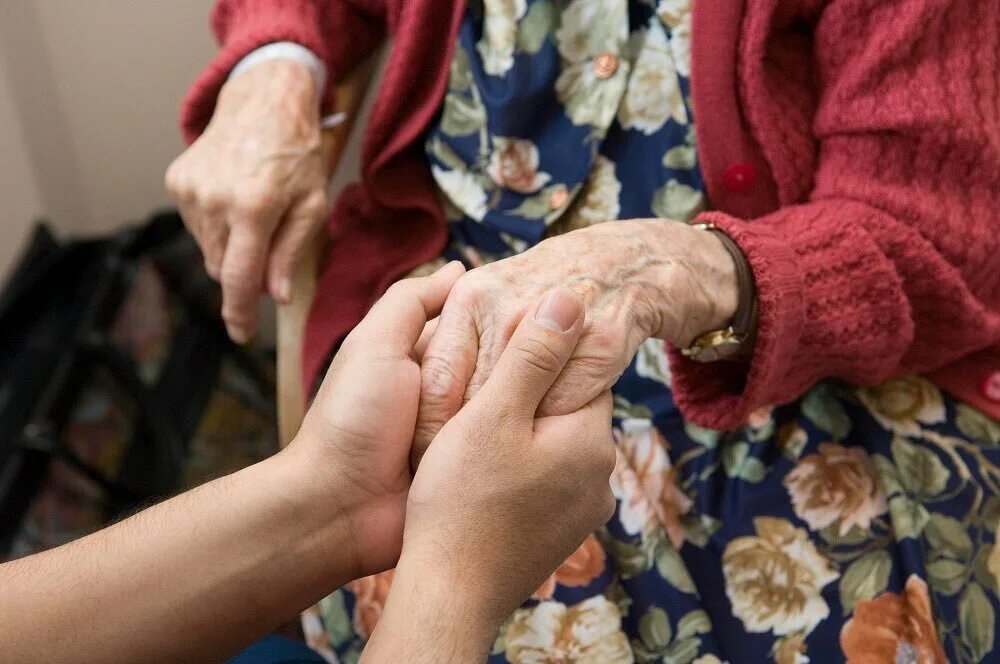 Уход за престарелыми людьми добро. Ухаживание за пожилыми людьми. Помощь пожилым. Забота о пожилых людях. Помогать пожилым.