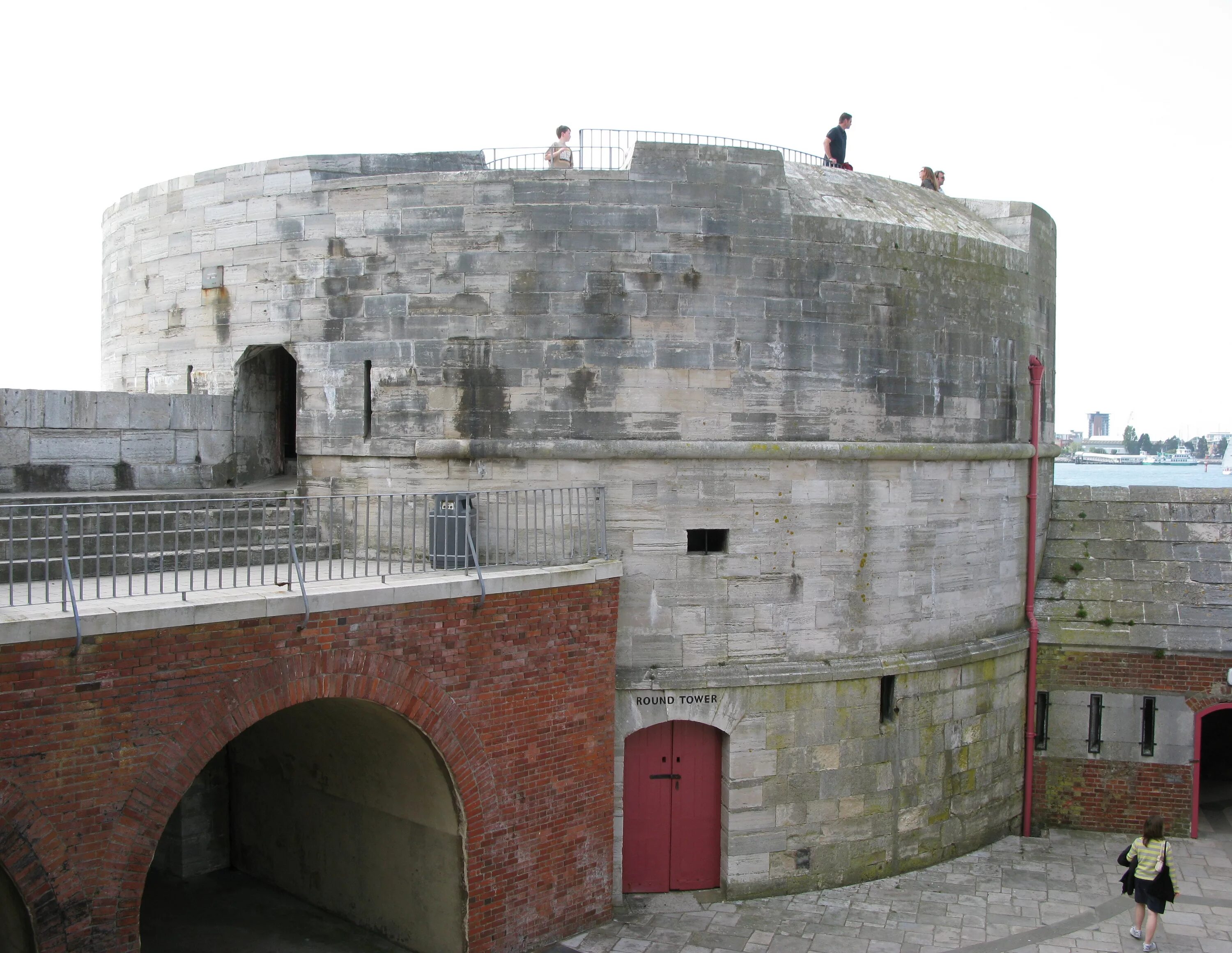 Round tower. Круглая башня. Круглая гавань. Портсмутские земляные сооружения.