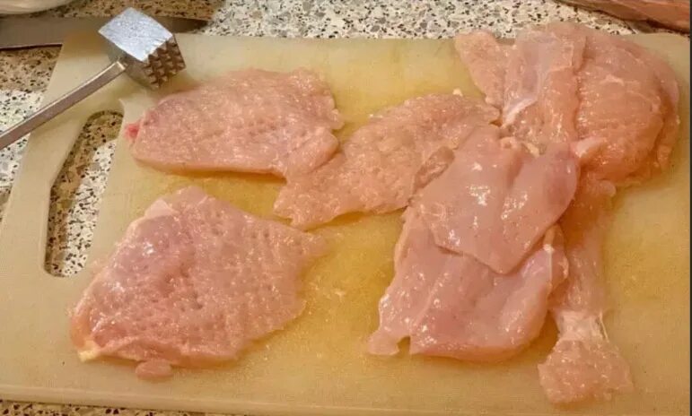 Как нарезать филе. Нарезанная куриная грудка. отбитая грудка. отбитое куриное филе. отбитые куриные грудки.