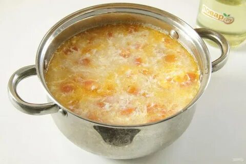 Куриный суп в кастрюле