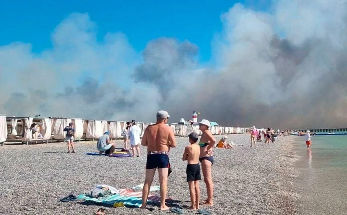 Пожар в новофедоровке. Крым Новофедоровка взрыв. Новофедоровка аэродром взрыв. В Крыму разбомбили пляж.