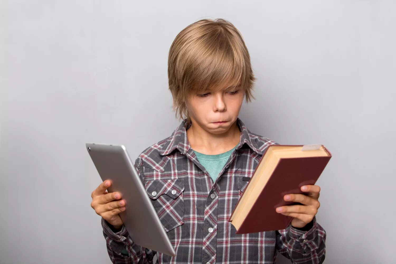 Читать ученик 12. Подросток с книгой. Подросток с книжкой. Чтение книг. Книга для мальчиков.