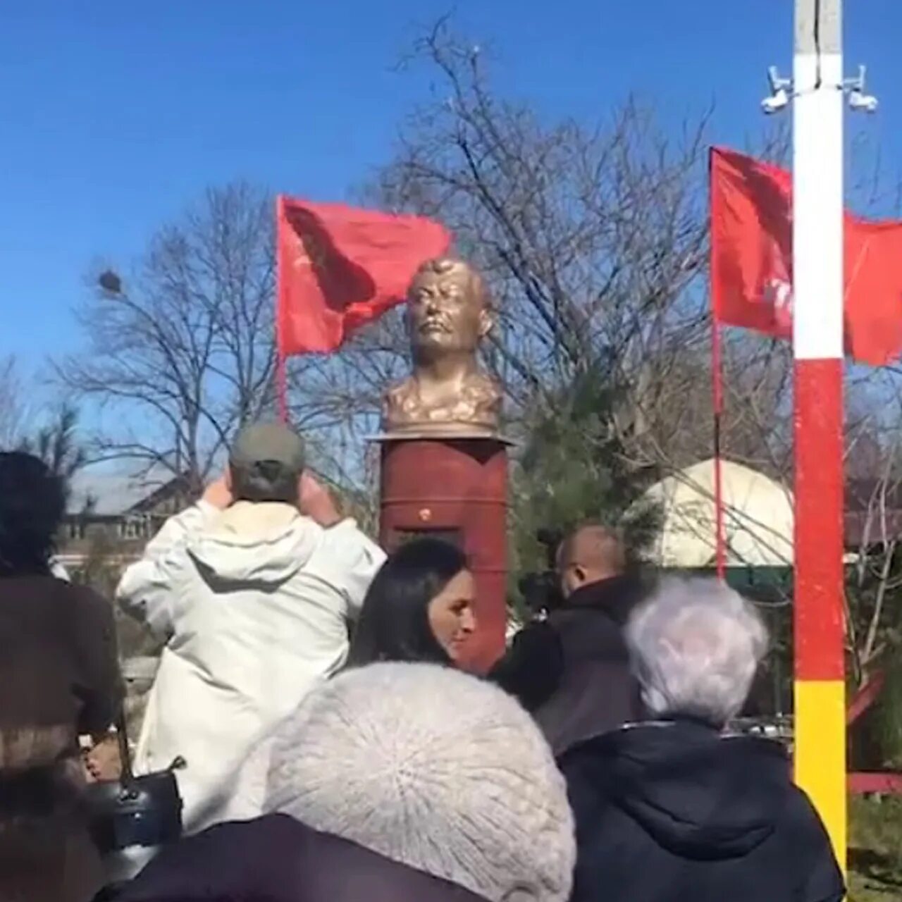Памятник сталину в праге. Памятник сталину на бору. статуя сталину в хабаровске. памятник сталину в праге фото.
