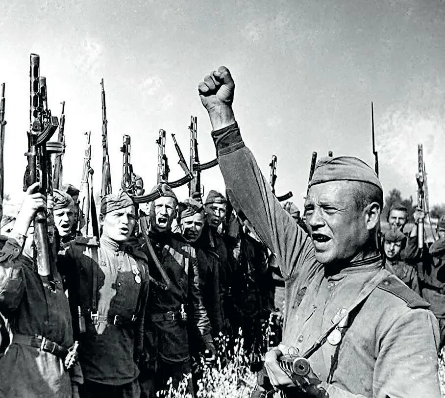 Солдат радуется. Радость Победы в войне. Победа ВОВ. 9 Мая 1945. Конец войны.