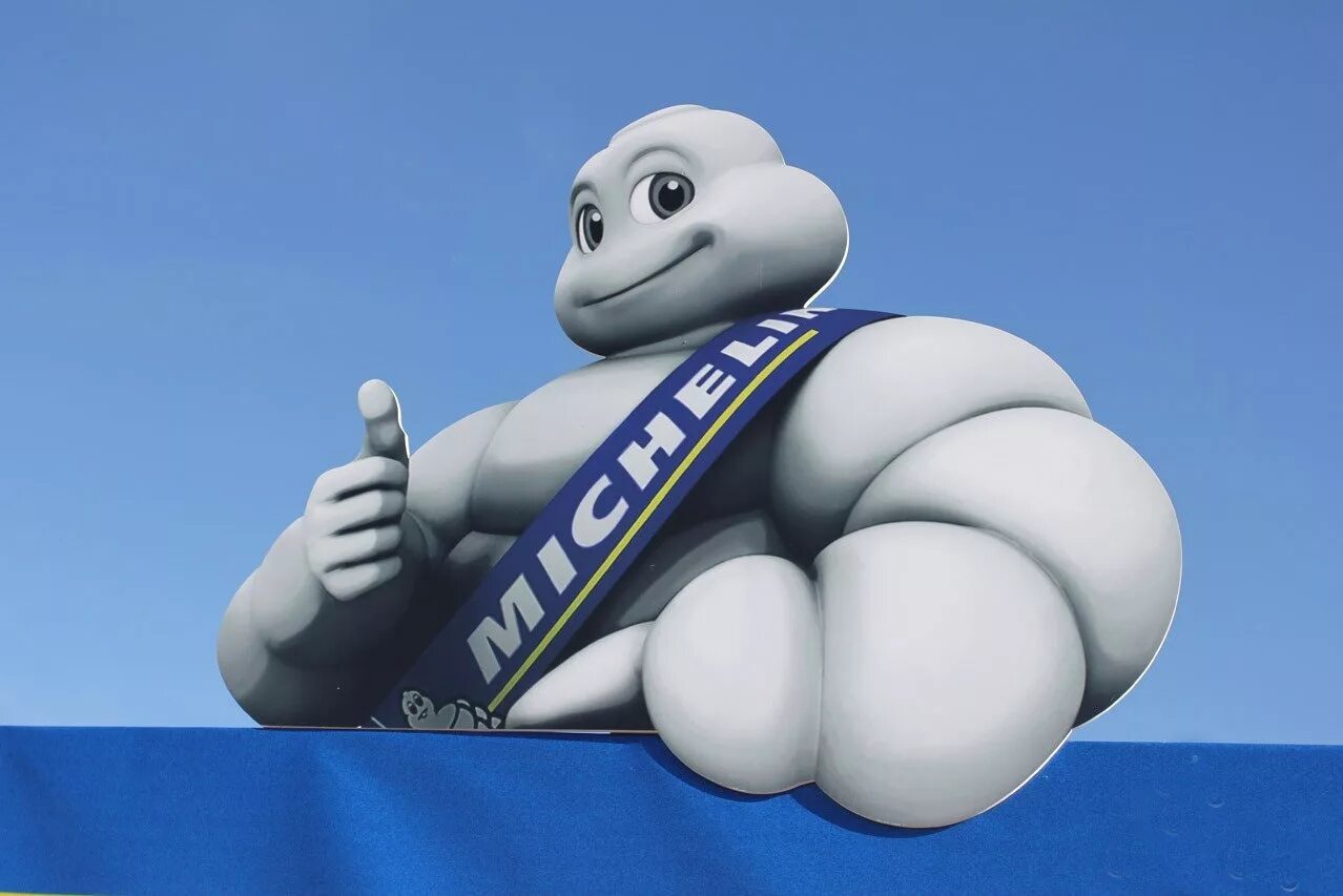 Мистер мишлен. Маскот Мишлен. Шины Michelin Маскот. Белые шины Мишлен. Шины Мишлен герой.