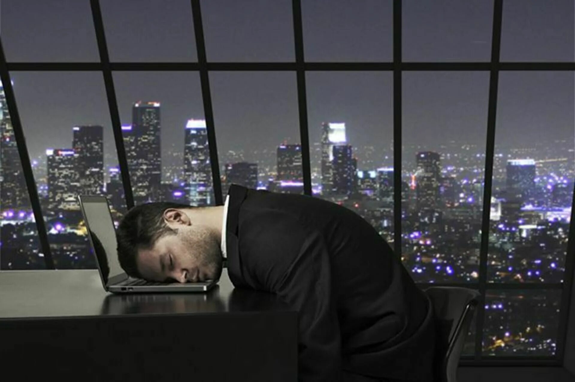 Где можно работать ночью. Трудолюбивый человек. Где можно работать ночью. Красивый офис с людьми. Ночная работа.