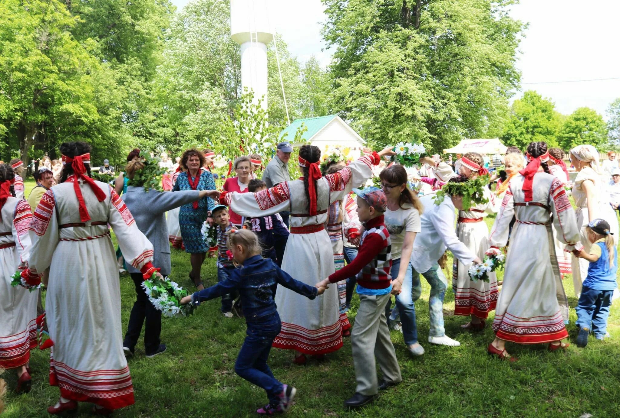 Русские народные развлечения. Хоровод на Троицу. Праздник народных игр. Праздник русских народных игр. Фестиваль народных игр.