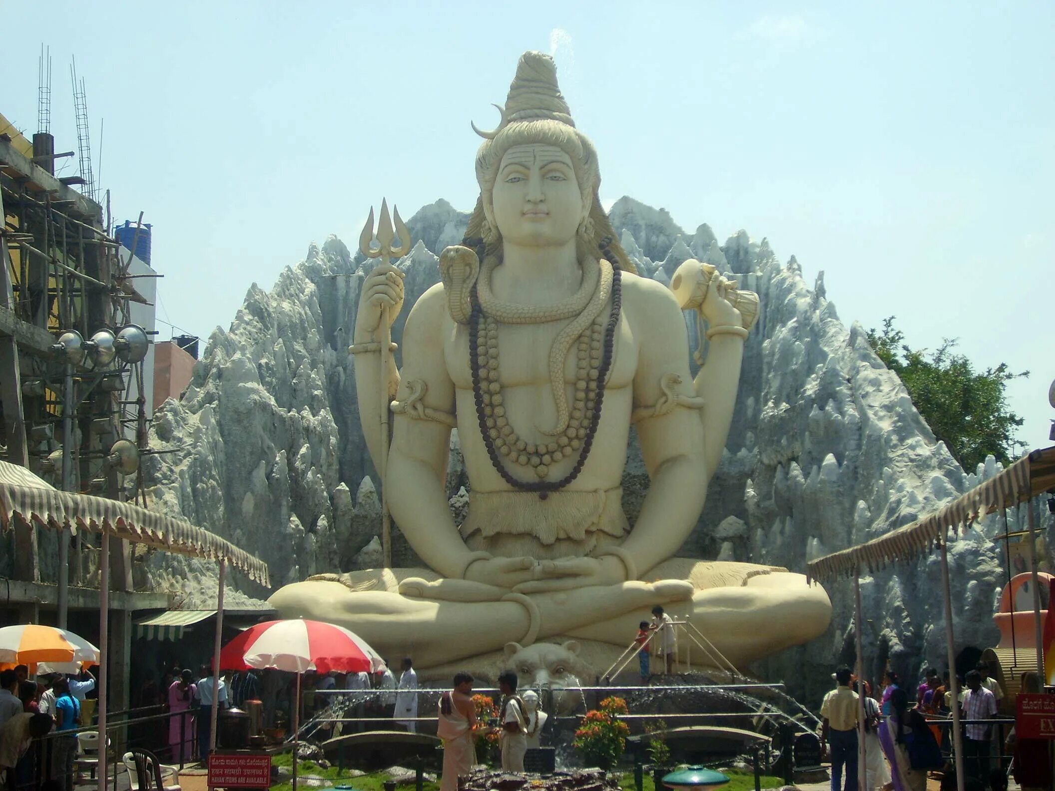 Статуя шивы мурудешвара. Карнатака индия храм шивы. Город шивы. Храм шивы в байджнатхе. Туристы и местные жители.