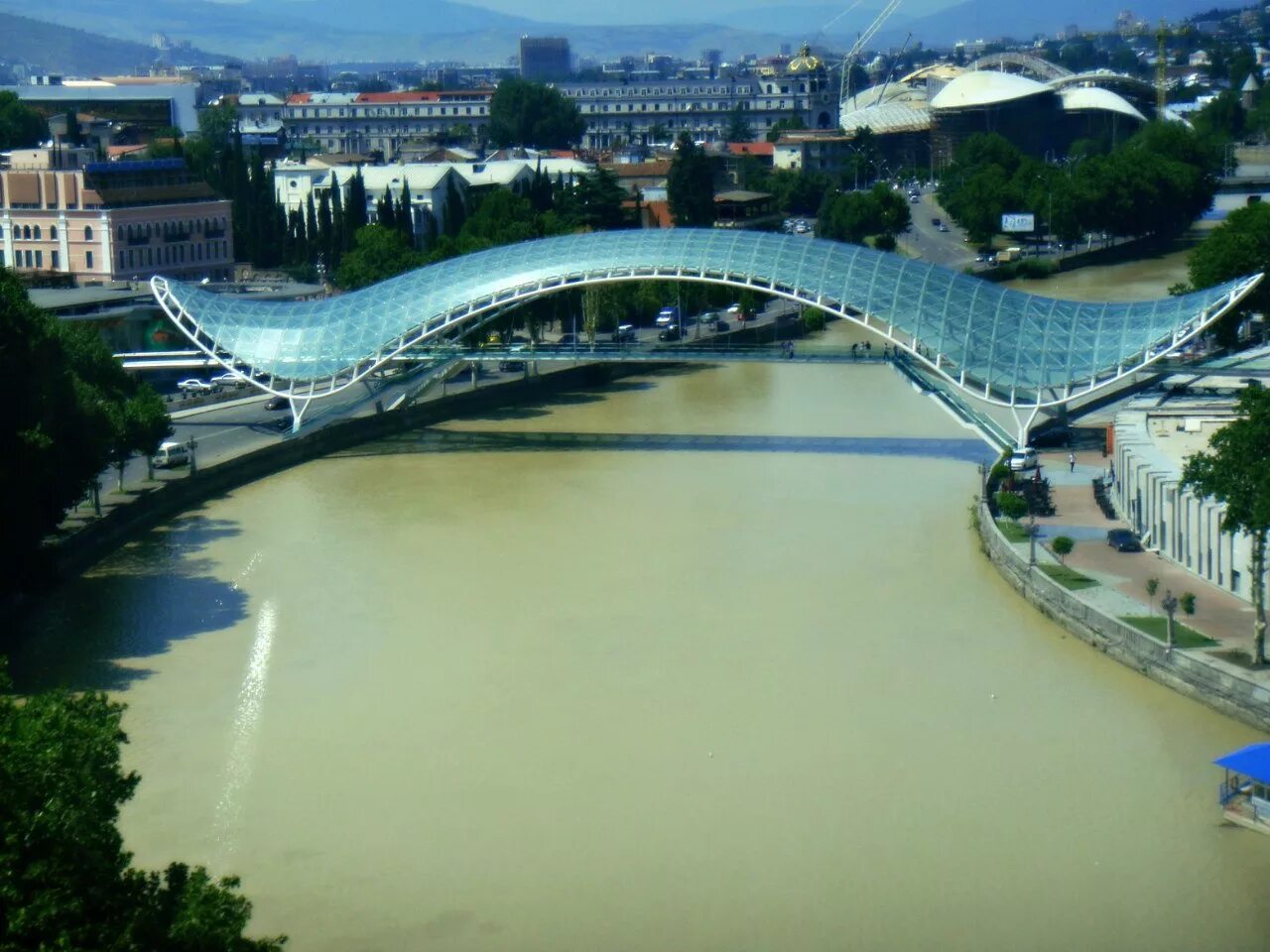 Мост в грузии. Тбилиси мост. Мост в Грузии Тбилиси. Стеклянный мост в Тбилиси.