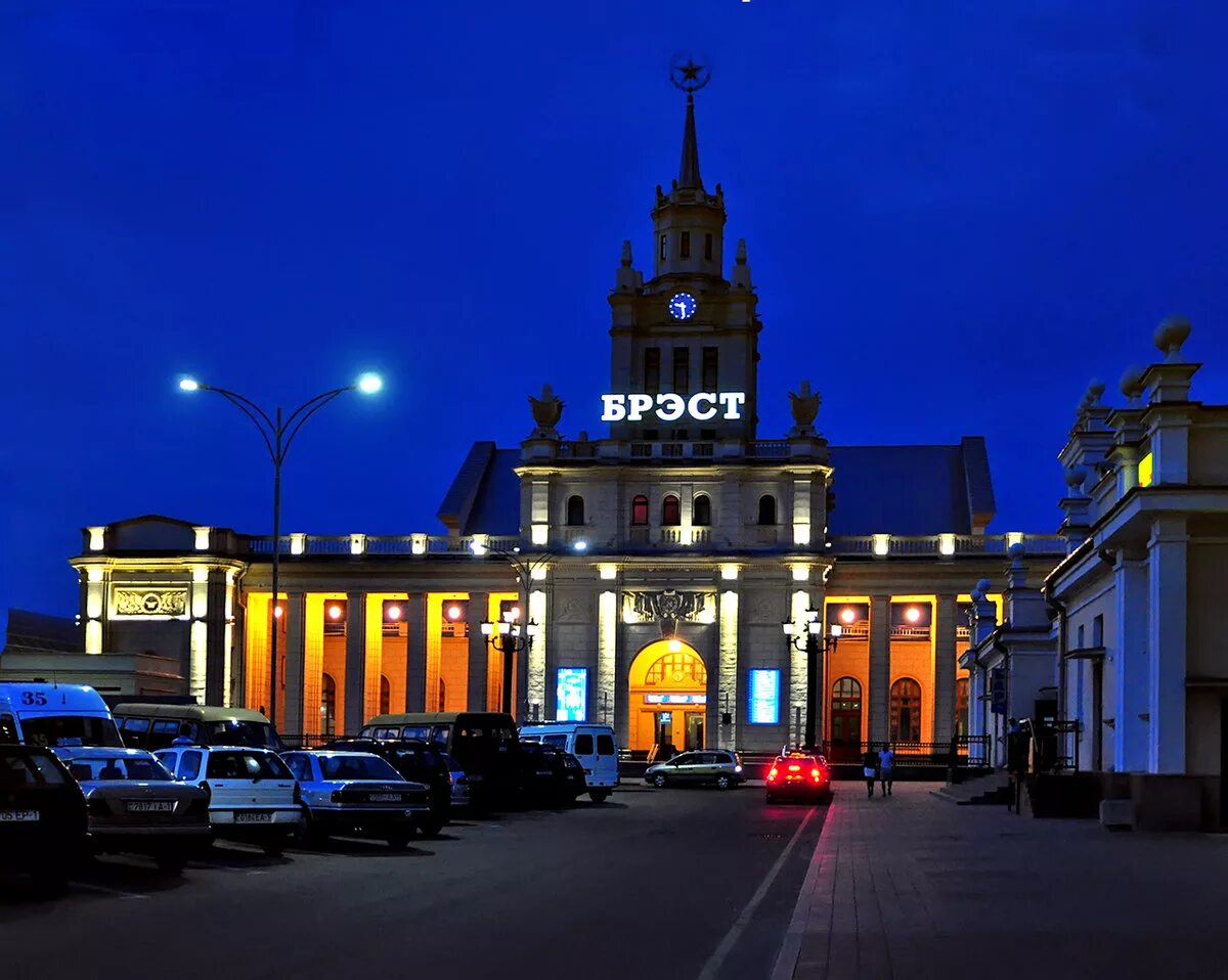 Вокзал города Бреста. Брест ЖД вокзал. Ж-Д вокзал г Брест. Вокзал в Белоруссии в Бресте. Брест заказать