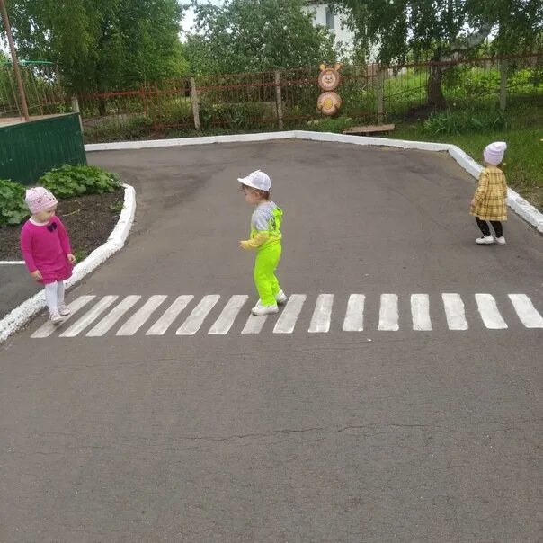 Пешеход переходит дорогу. Зебра на дороге. Познакомить детей пешеходным переходом. Дети и дорога для детей раннего возраста. Пдд ранняя группа
