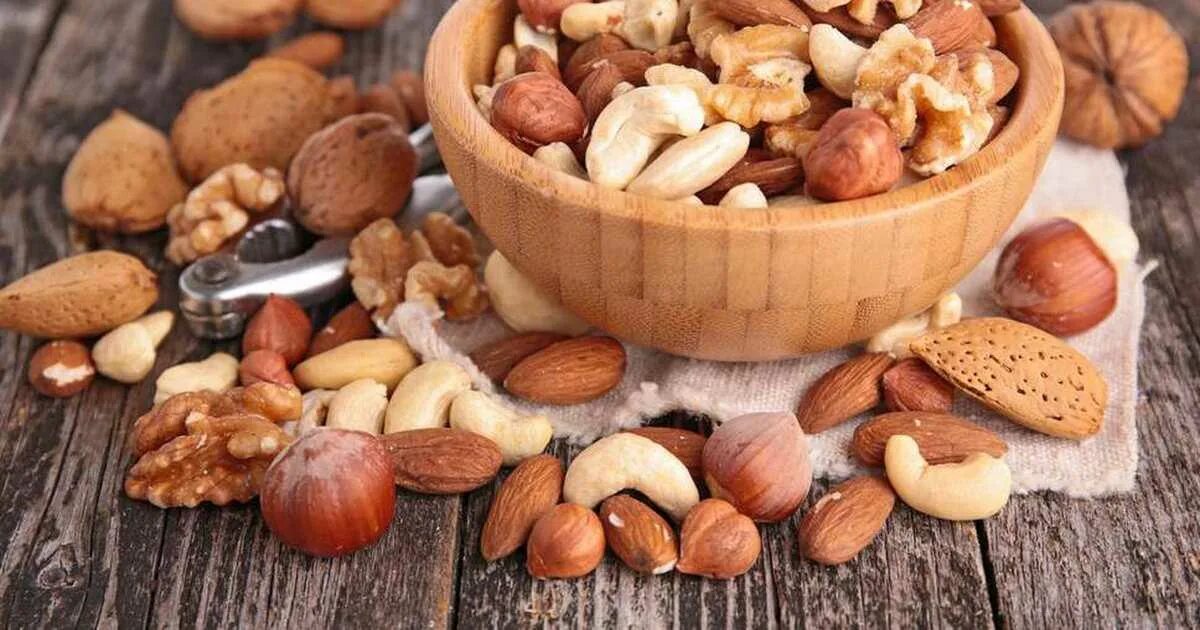 Можно ли собакам кешью. Собака орех. орехи которые едят слоны. можно собакам орехи. корзина фрукты орехи с медом на белом фоне.