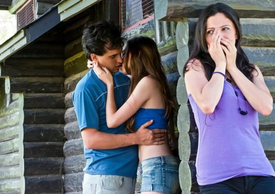 мужчина в возрасте. поцелуй взрослой женщины. любовь втроем. на юг vers le sud, 2005. взрослые мужчина и женщина.