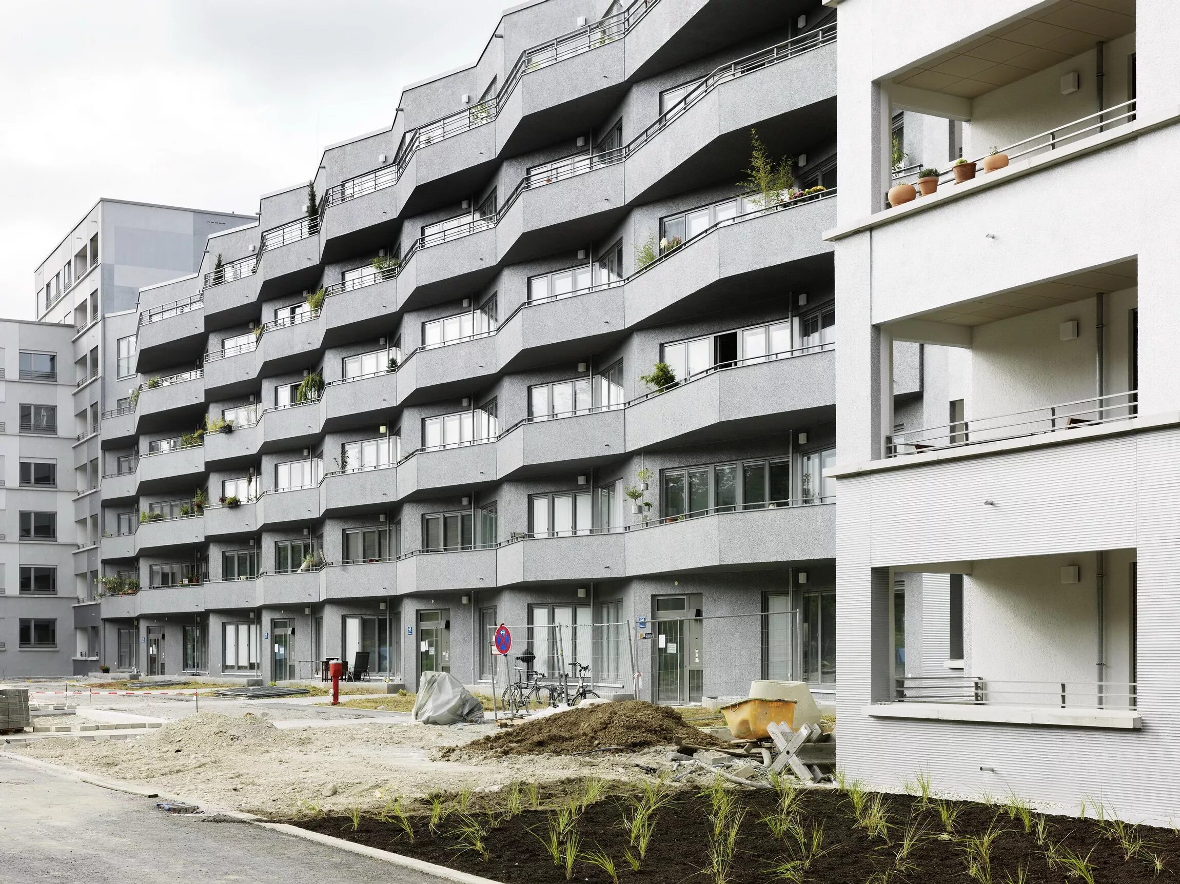 Многоквартирный дом в Японии. Японские многоэтажные дома. Многоэтажный дом в Японии. Социальное жилье в Германии. Социальное жилье рф