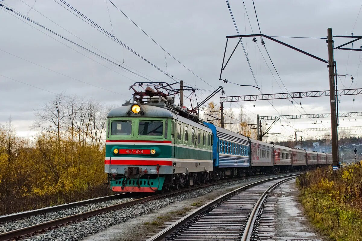 Пассажирский поезд екатеринбург. Депо свердловск пассажирский. Локомотив эп2к. Поезд эп2к. Екатеринбург вокзал пасс.