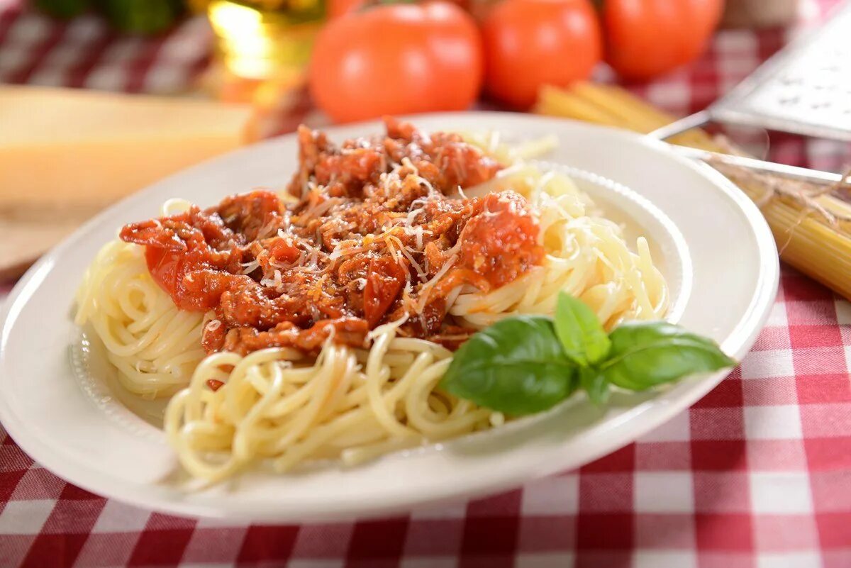 Спагетти с мясным соусом. Болоньезе в сливочном соусе. Макароны с жидкой подливкой. Паста с жидким соусом. Спагетти болоньезе томатная паста